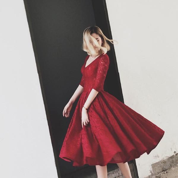 Robe de bal court PG104 à col en V, manches courtes et dentelle bordeaux