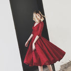 Robe de bal court PG104 à col en V, manches courtes et dentelle bordeaux