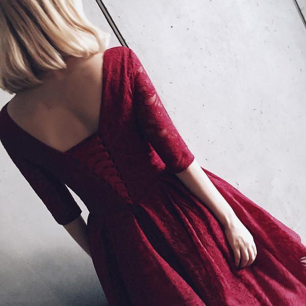 Robe de bal court PG104 à col en V, manches courtes et dentelle bordeaux