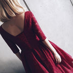 Robe de bal court PG104 à col en V, manches courtes et dentelle bordeaux