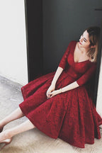 Robe de bal court PG104 à col en V, manches courtes et dentelle bordeaux