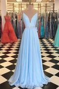 Vestido de festa comprido azul claro com decote em V e costas abertas, alças finas e missangas PG755