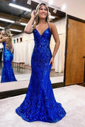 Abito lungo da ballo scollato a V con spaghettini e schiena nuda in paillettes blu reale