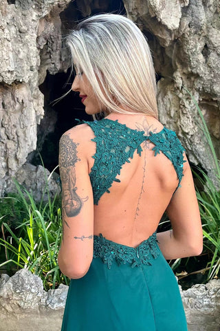Langes Abendkleid aus Chiffon mit V-Ausschnitt, Schlitz vorn und eleganten Spitzenapplikationen