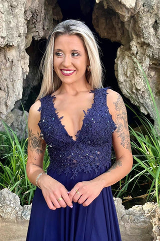 Langes Abendkleid aus Chiffon mit V-Ausschnitt, Schlitz vorn und eleganten Spitzenapplikationen