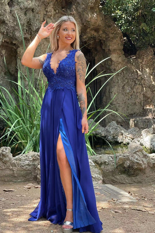 Langes Abendkleid aus Chiffon mit V-Ausschnitt, Schlitz vorn und eleganten Spitzenapplikationen