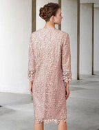 Elegante vestido de duas peças com decote em joia e comprimento até ao joelho em chiffon e renda, manga curta e vestido para mãe da noiva