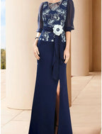 Vestido tubinho/coluna para mãe da noiva, convidada de casamento, elegante, decote em joia, comprimento até ao chão, chiffon elástico, meia manga, com abertura frontal, franzido e flor