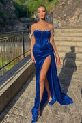 Vestido de Gala Largo de Terciopelo Azul Real con Hombros Descubiertos, Cuentas, Abertura y Cola de Sirena con Volantes