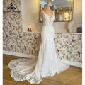 Robe de mariée sirène à bretelles spaghetti avec applications de dentelle, dos nu, encolure en V et traîne trompette