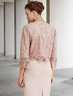 Vestido de mãe da noiva de duas peças, bainha/coluna, elegante, com decote em joia, comprimento até ao joelho, chiffon, renda, manga curta, casaco curto com folhos e aplicações