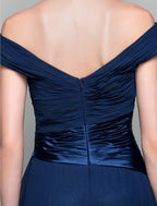 Vestido de mãe da noiva com bainha/coluna, costas abertas, ombro exterior, comprimento até ao chão, chiffon, sem mangas, com cruz