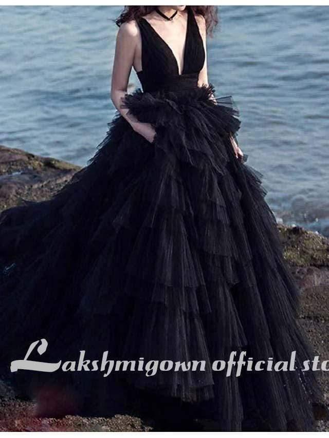 Vestidos de noiva NumberSea com decote em V e cauda longa, renda e alças finas