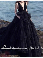 Vestidos de noiva NumberSea com decote em V e cauda longa, renda e alças finas