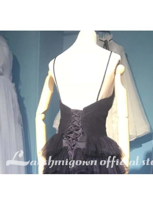 Vestidos de noiva NumberSea com decote em V e cauda longa, renda e alças finas