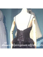 Vestidos de noiva NumberSea com decote em V e cauda longa, renda e alças finas