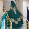 Vestidos de noiva NumberSea com decote em V e renda
