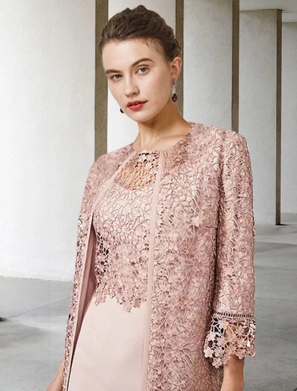 Elegante vestido de duas peças com decote em joia e comprimento até ao joelho em chiffon e renda, manga curta e vestido para mãe da noiva