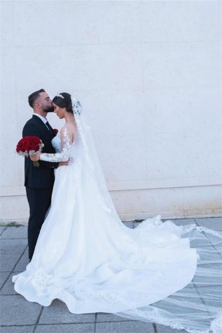 Weißes A-Linien-Spitzen-Meerjungfrauen-Brautkleid mit abnehmbarer Schleppe
