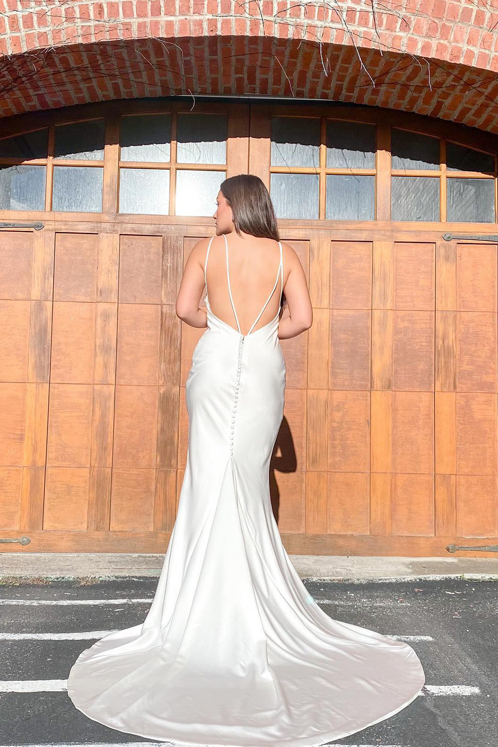Weißes langes Meerjungfrau-Trägerkleid mit Spaghettiträgern, süßem Herzausschnitt und offenem Rücken aus Satin für die Hochzeit
