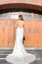 Weißes langes Meerjungfrau-Trägerkleid mit Spaghettiträgern, süßem Herzausschnitt und offenem Rücken aus Satin für die Hochzeit