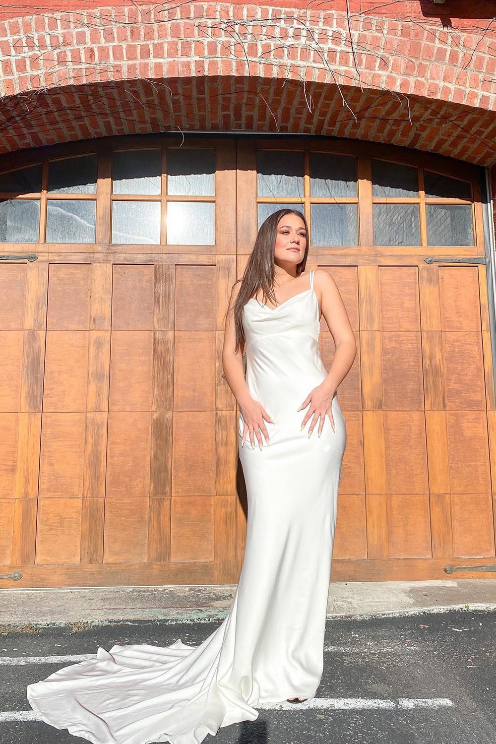 Weißes langes Meerjungfrau-Trägerkleid mit Spaghettiträgern, süßem Herzausschnitt und offenem Rücken aus Satin für die Hochzeit
