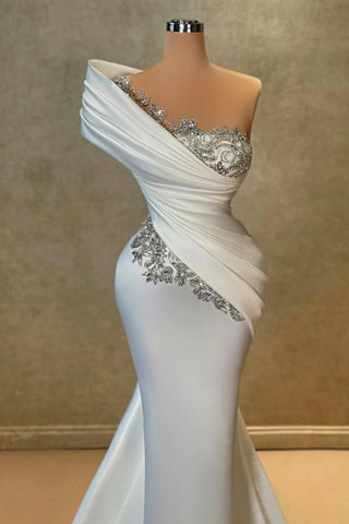 Vestido de festa comprido branco de um ombro só, sereia, renda, cetim, com missangas