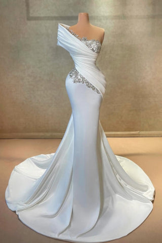 Vestido de festa comprido branco de um ombro só, sereia, renda, cetim, com missangas