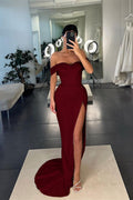 Vestido de noche largo color burdeos de sirena con hombro descubierto, lentejuelas y abertura