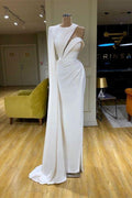 Robe de soirée longue satinée sirène blanche à une épaule avec col haut et coupe ajustée