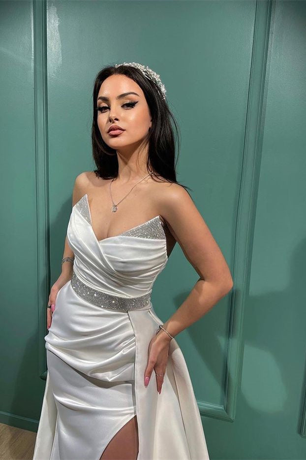 Vestido de noite comprido branco com alças finas, lantejoulas, decote em V, estilo sereia e racha