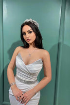 Vestido de noite comprido branco com alças finas, lantejoulas, decote em V, estilo sereia e racha