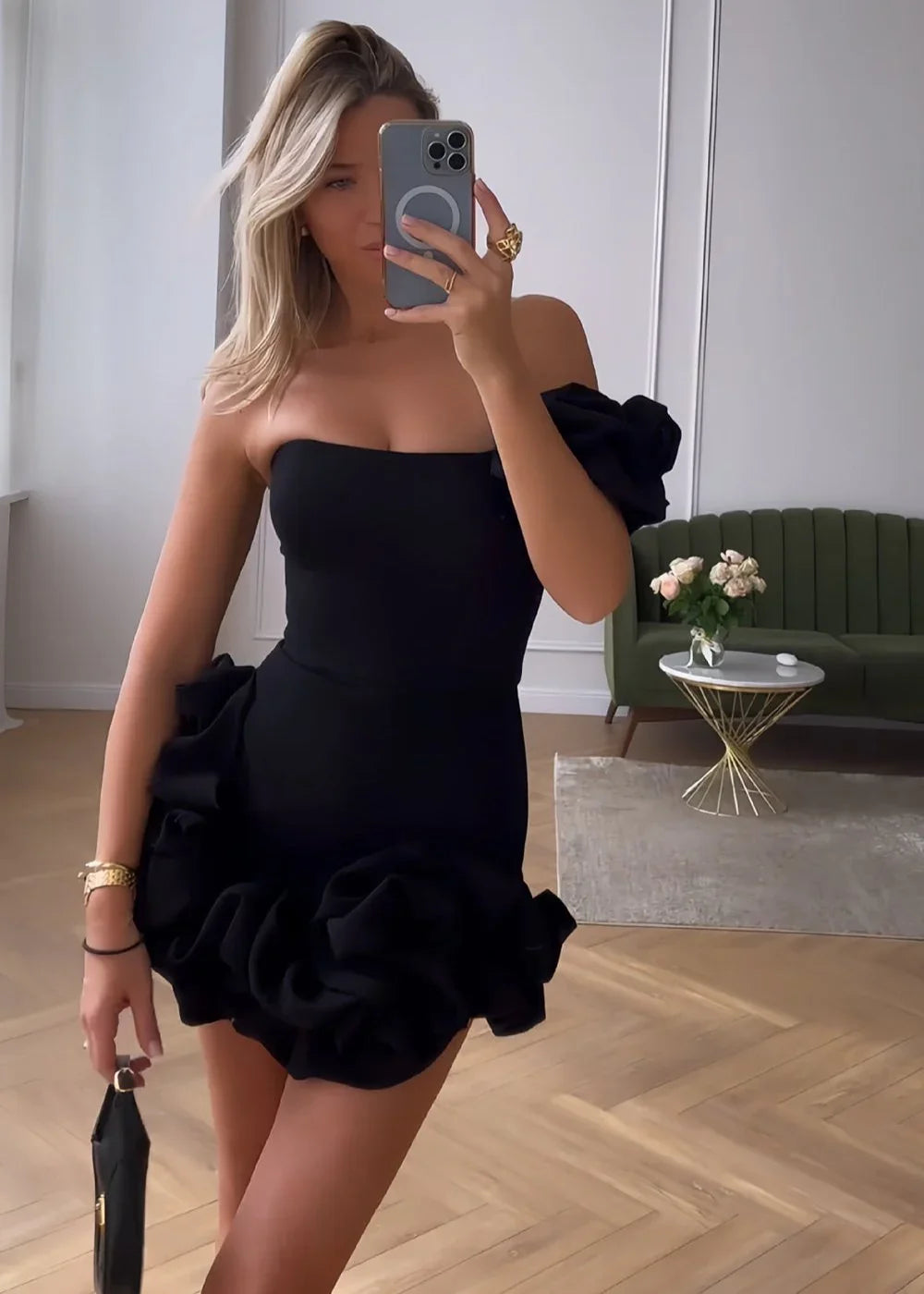 Weißes trägerloses Ballkleid mit Rüschen