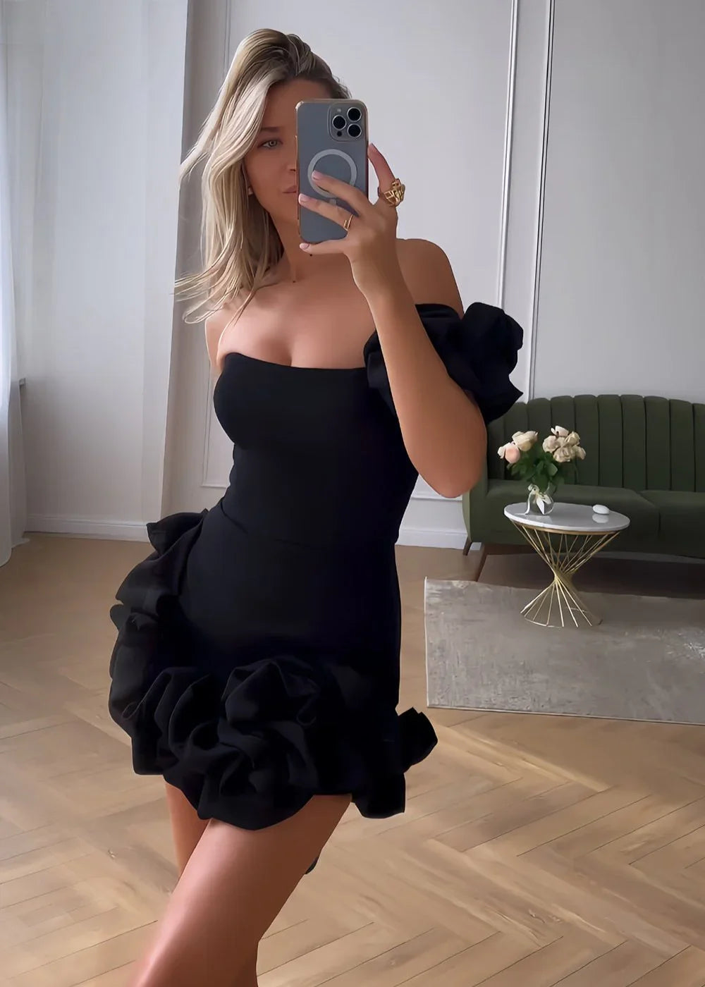 Weißes trägerloses Ballkleid mit Rüschen