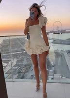 Weißes trägerloses Ballkleid mit Rüschen