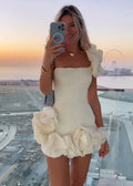 Weißes trägerloses Ballkleid mit Rüschen