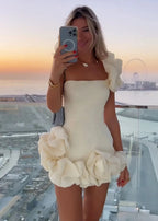 Weißes trägerloses Ballkleid mit Rüschen