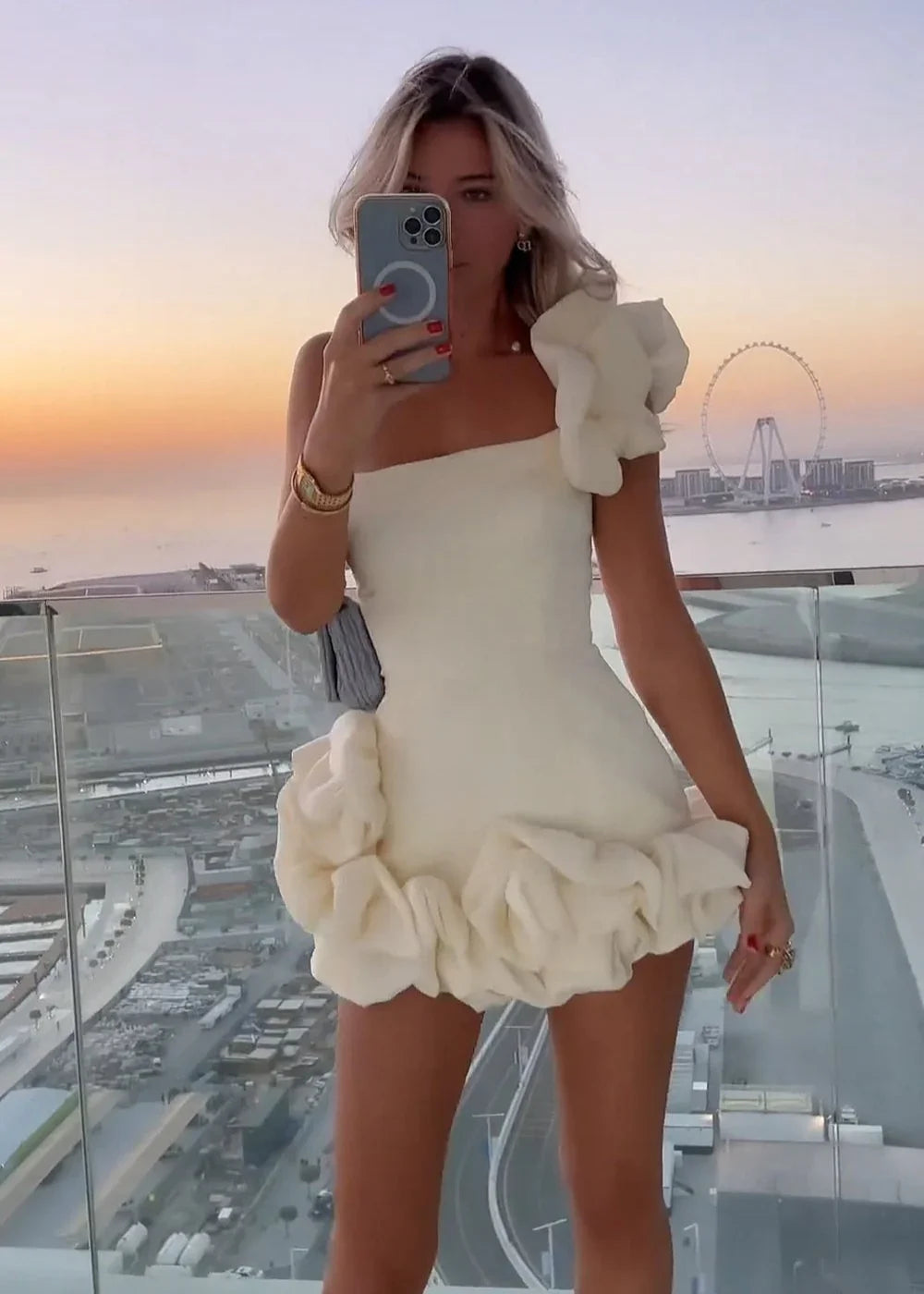 Weißes trägerloses Ballkleid mit Rüschen