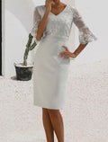 Etuikleid/Säulenkleid für die Brautmutter, elegant, V-Ausschnitt, knielang, Spitze, Stretch-Chiffon, halbe Ärmel mit gerüschten Rüschenapplikationen