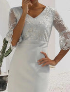 Vestido de mãe da noiva com bainha/coluna, elegante, decote em V, comprimento até ao joelho, renda, chiffon elástico, meia manga com folhos franzidos, aplicações