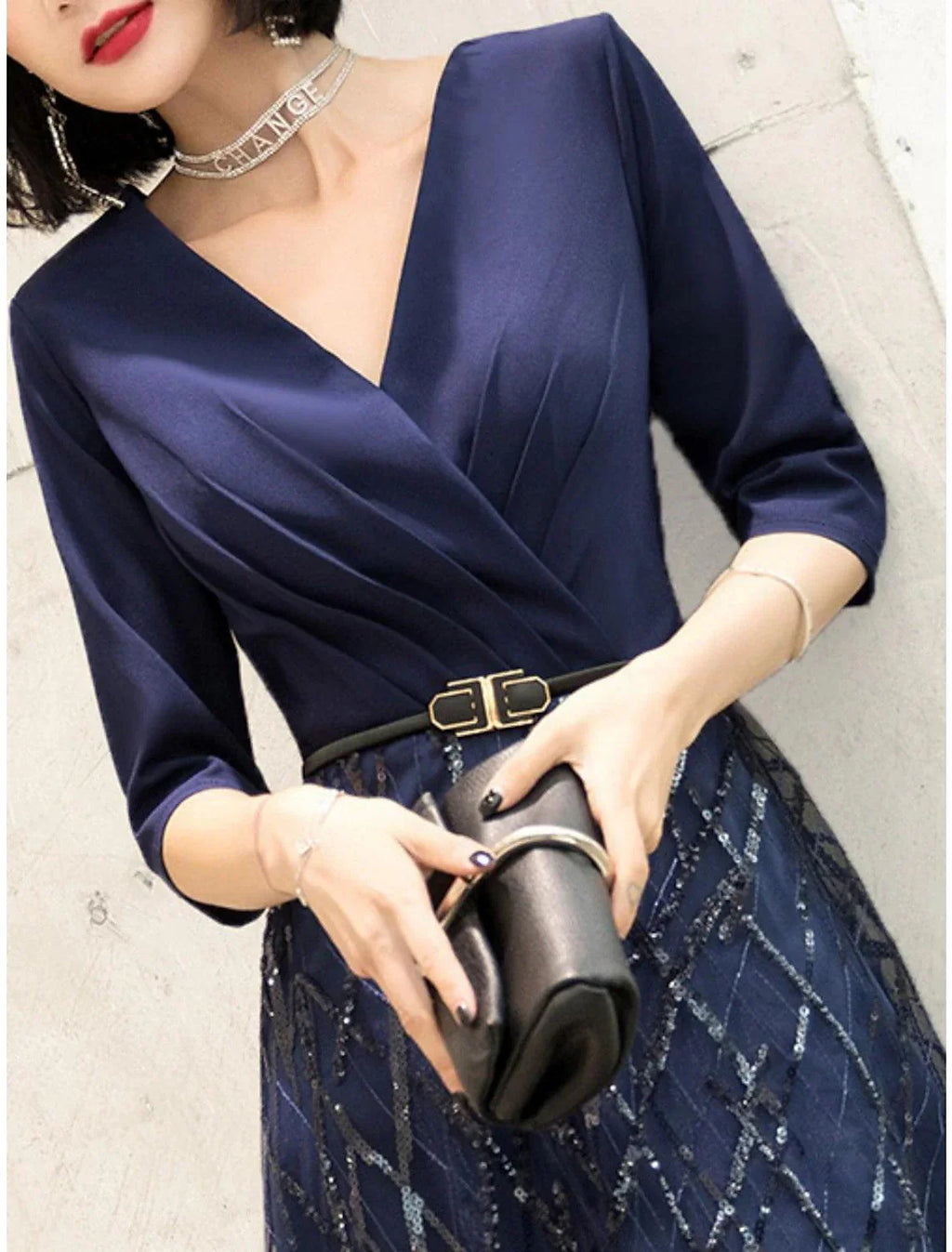 Vestido tubinho/coluna para mãe da noiva, festa de casamento, brilho e cintilante, pequeno, decote em V, comprimento até ao tornozelo, comprimento chá, cetim, lantejoulas, manga 3/4, meia manga com faixa/fita franzida