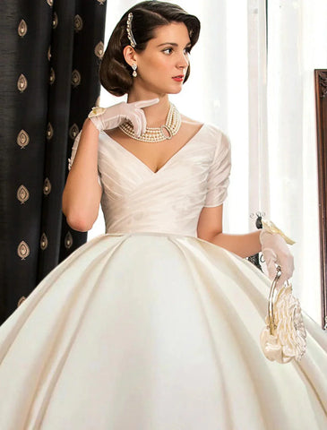 Verlobungs- und formelle Herbst-Brautkleider, Ballkleid, V-Ausschnitt, kurze Ärmel, Hofschleppe, Satin-Brautkleider mit gerüschter Volltonfarbe