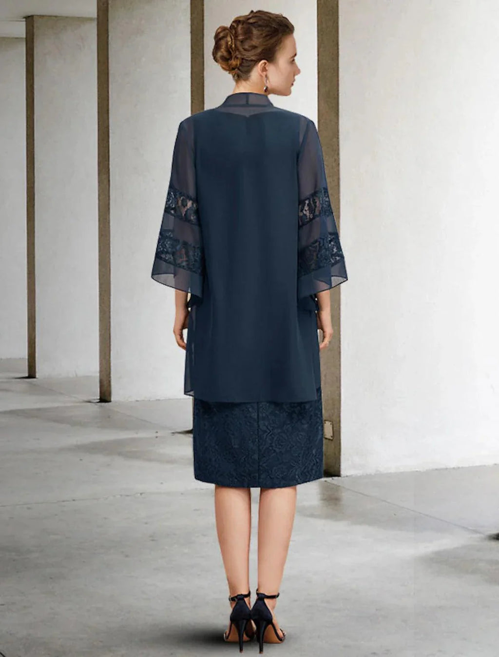 Vestido de mãe da noiva de duas peças, estilo coluna, plus size, elegante, decote em joia, comprimento até ao joelho, chiffon, renda, sem mangas, com aplicações de missangas, outono