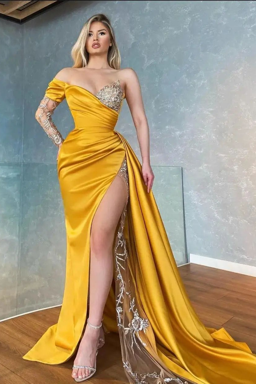 Vestido de festa sereia em cetim amarelo com manga comprida e folhos em forma de coração e racha