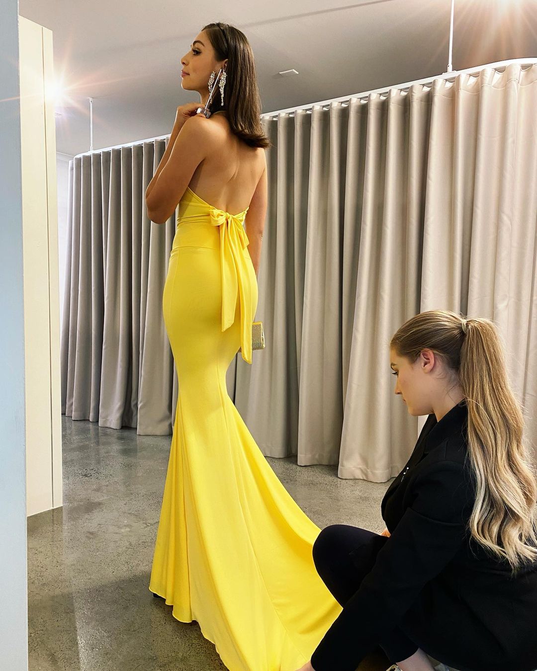 Vestido de baile comprido amarelo com decote em V e costas nuas, estilo sereia