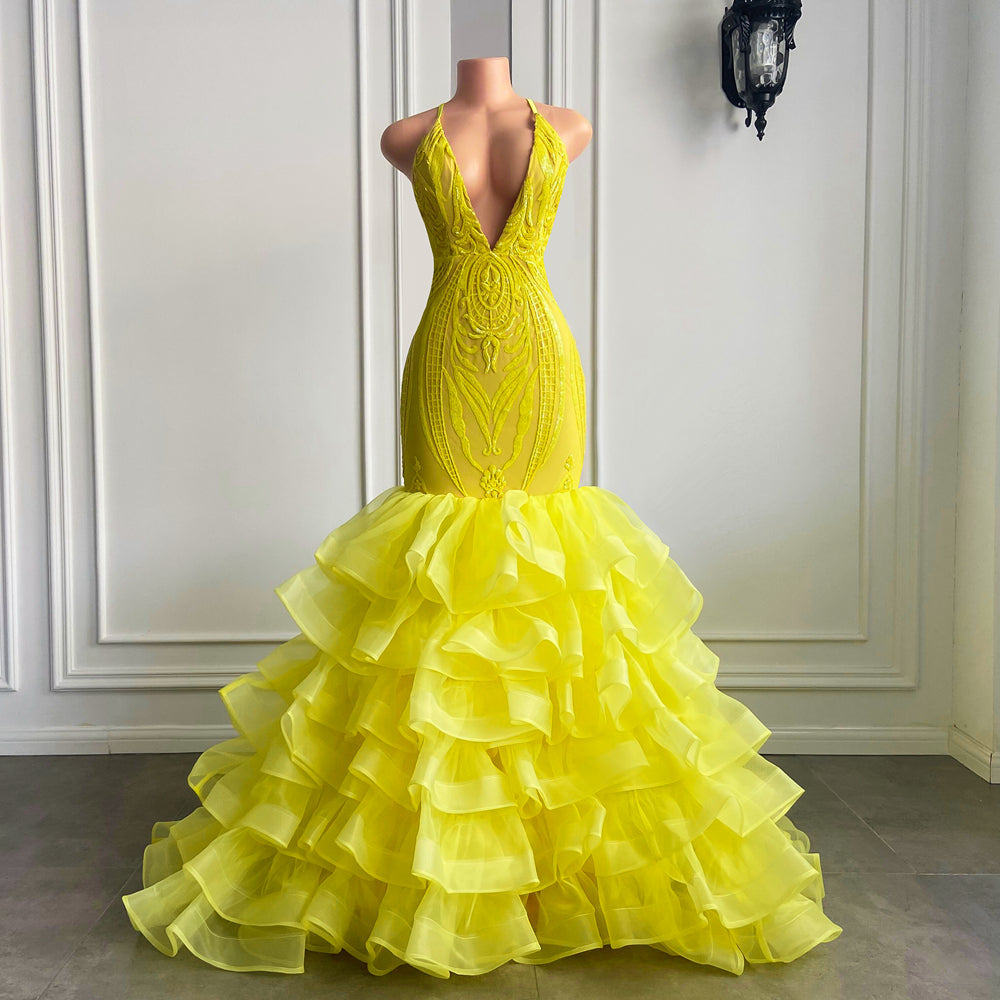 Vestido de festa amarelo comprido com decote em V, alças finas, sereia, tule e renda, com folhos