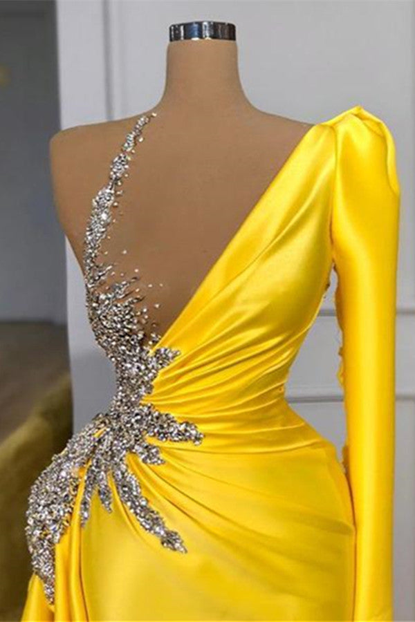 Vestido de festa comprido em cetim com um ombro só e mangas, estilo sereia amarelo