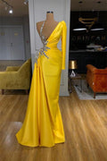 Robe de bal longue en satin jaune sirène à une épaule avec manches