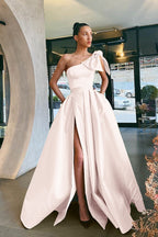 Burgunderrotes langes A-Linien-Abendkleid aus Satin mit einer Schulter und Schlitzen