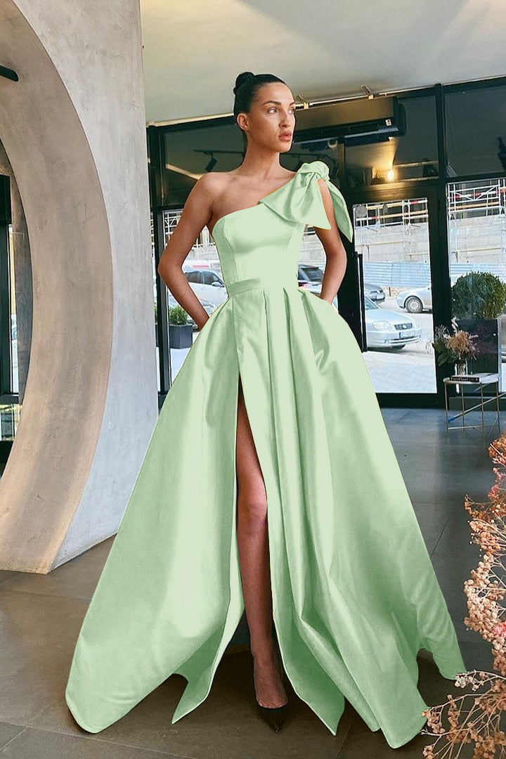 Burgunderrotes langes A-Linien-Abendkleid aus Satin mit einer Schulter und Schlitzen